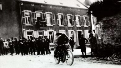 لقطة نادرة لسباق للدراجات البخارية داخل حلبة