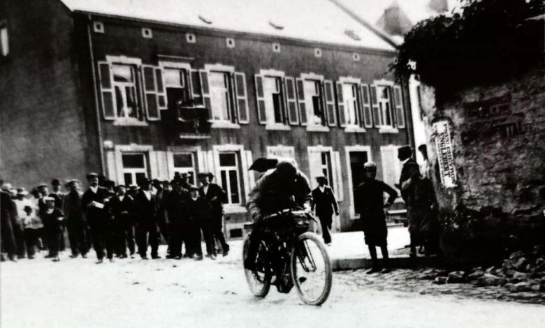 لقطة نادرة لسباق للدراجات البخارية داخل حلبة